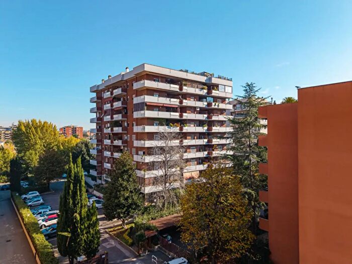 Appartamento trilocale in vendita in Via del Fosso del Torrino, Roma