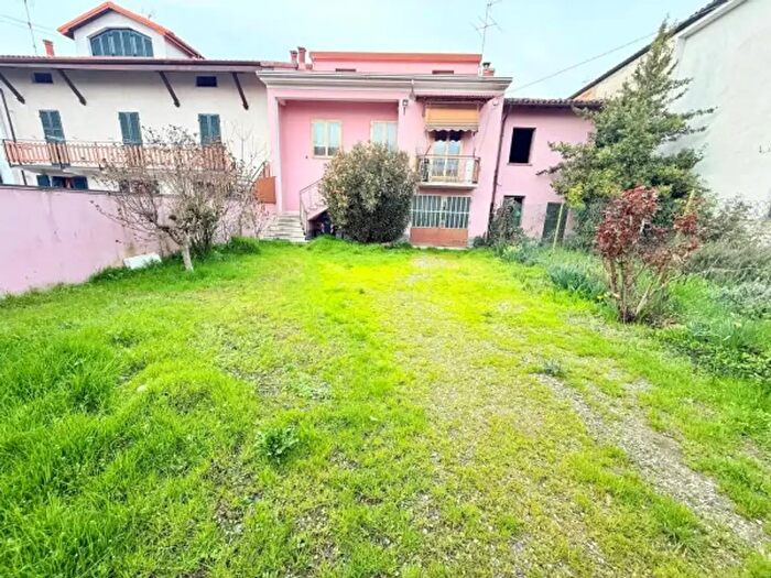 Casa quadrilocale in vendita in Vicolo Opera Pia Chiodi Corazza, Gamalero