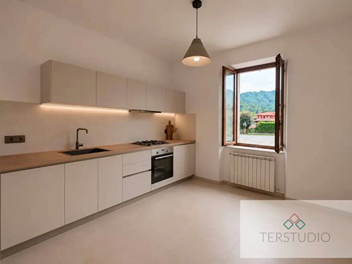 Appartamento trilocale in vendita in Via Valmora, Pontida