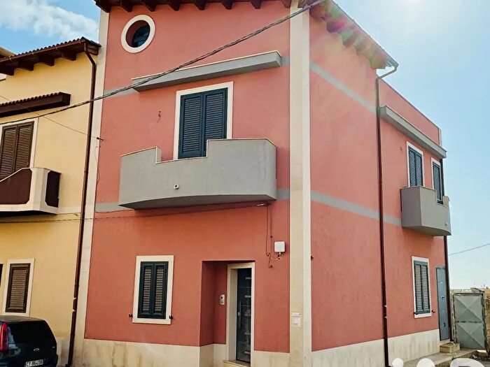 Casa con 6 locali in vendita in Via Arrigo Boito, Avola