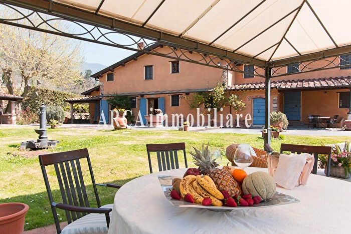 Casa con 12 locali in vendita in Pietrasanta