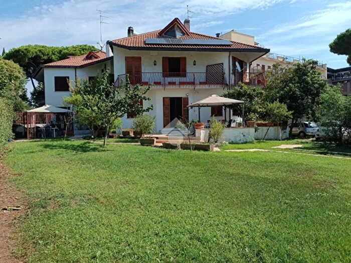 Casa con 16 locali in vendita in Via Giulio Cesare, Santa Marinella