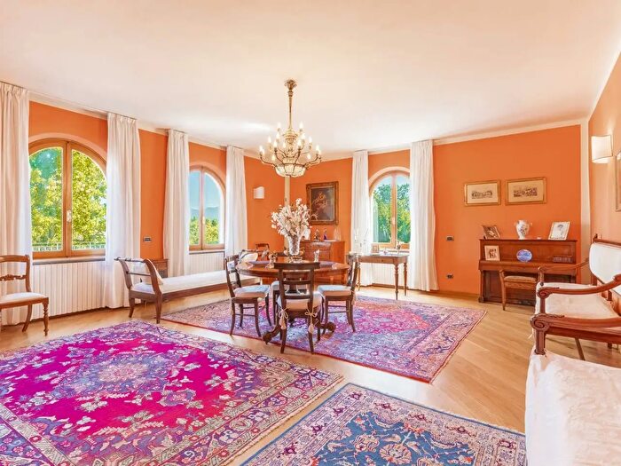 Casa con 20 locali in vendita in Lucca