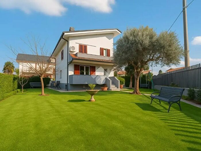 Casa con 8 locali in vendita in Via Ubaldo Panceri, Paderno Dugnano
