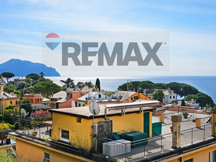 Appartamento con 7 locali in vendita in Via Capolungo, Genova