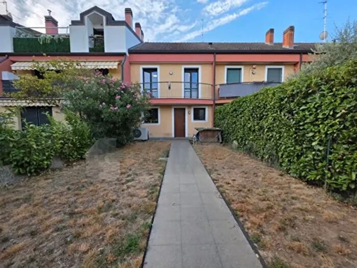 Casa quadrilocale in vendita in Via Gelsi, Robecchetto Con Induno