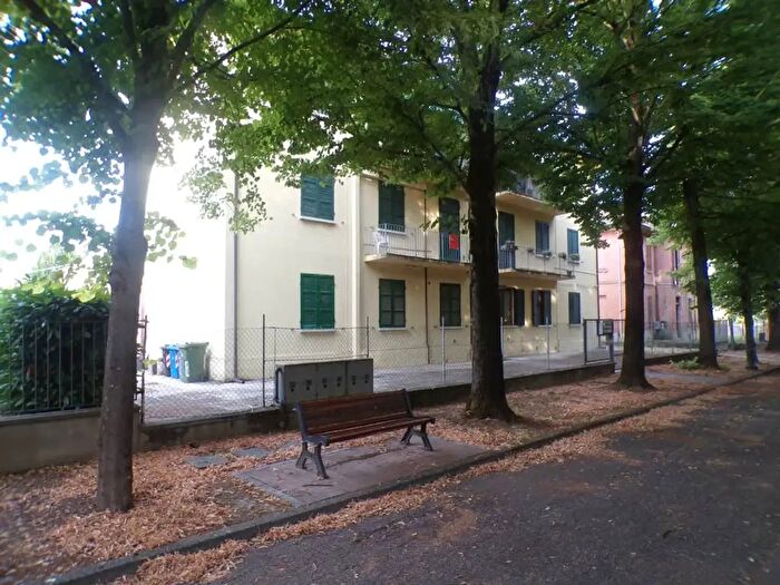Appartamento con 6 locali in vendita in Viale Mari, Tresignana