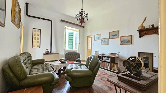 Appartamento con 5 locali in vendita in Massa