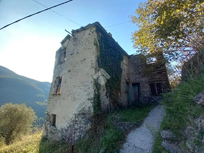 Casa con 6 locali in vendita in Via Mezzanego, Mezzanego