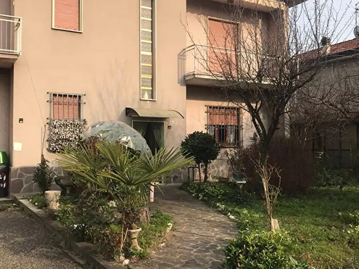Casa con 12 locali in vendita in Monticelli DOngina