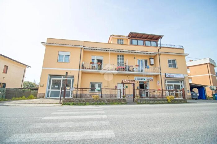 Appartamento trilocale in vendita in Via Lambruschina Sud, Stimigliano