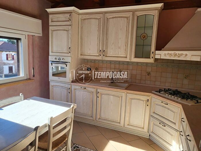 Appartamento trilocale in vendita in Via Arnaldo De Mohr, Malnate