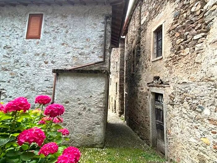 Casa con 6 locali in vendita in Via Brenzio, Gravedona ed Uniti