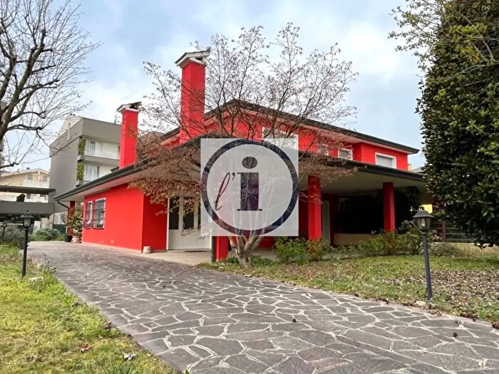 Casa con 7 locali in vendita in Montegrotto Terme