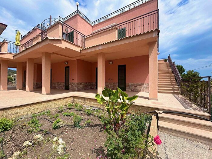 Appartamento trilocale in vendita in Viale delle Madonie, Pollina