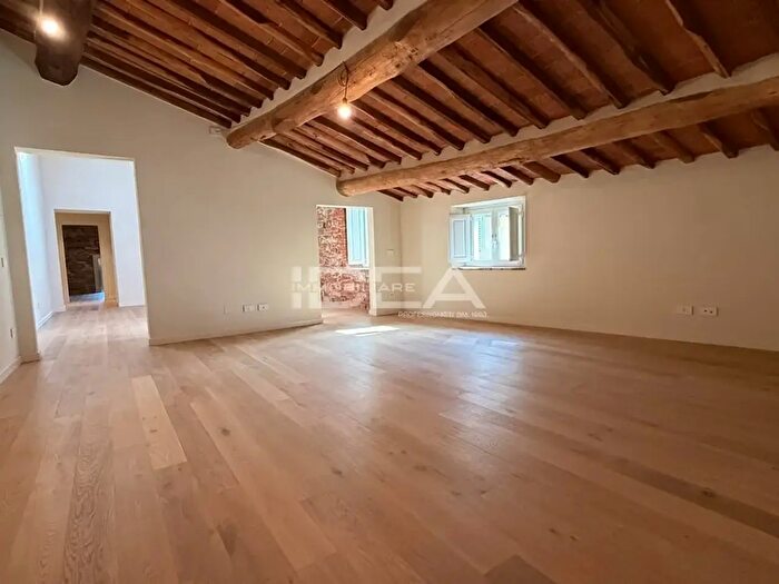 Appartamento trilocale in vendita in Via Olivo, Lucca