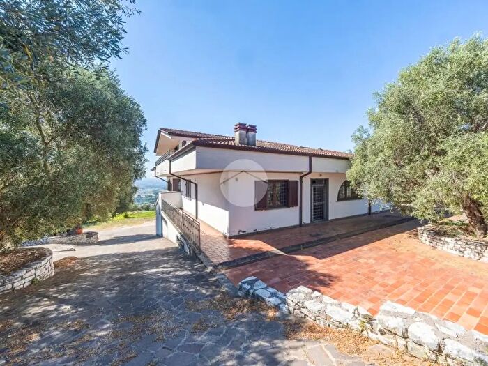 Casa con 10 locali in vendita in Via Vecchia di Carcibove, Guidonia Montecelio