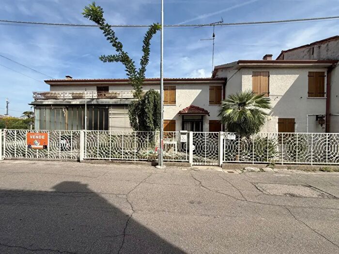 Casa quadrilocale in vendita in Via Spin, Solesino