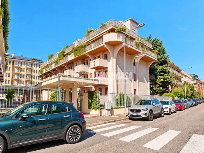 Appartamento trilocale in vendita in Via Augusto Righi, Novara