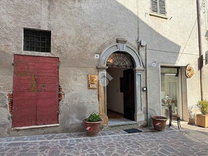 Appartamento con 5 locali in vendita in Via Roma, Scheggia E Pascelupo