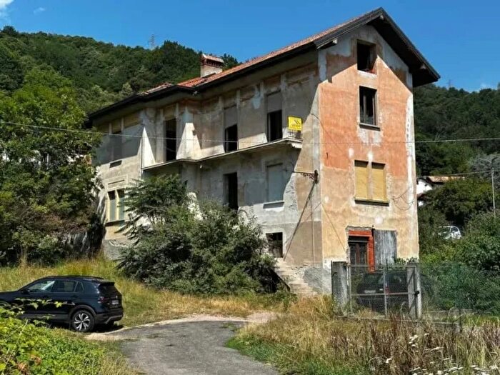Casa con 12 locali in vendita in Via Abate Salvatore Lirelli Agnona Borgosesia Cellio con Breia Vercelli Piemonte Italia, Borgosesia
