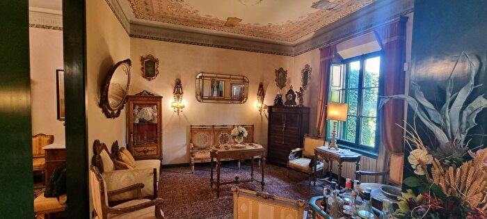 Casa con 10 locali in vendita in Pisa