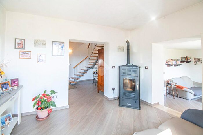 Casa con 5 locali in vendita in Via Valle, Contigliano