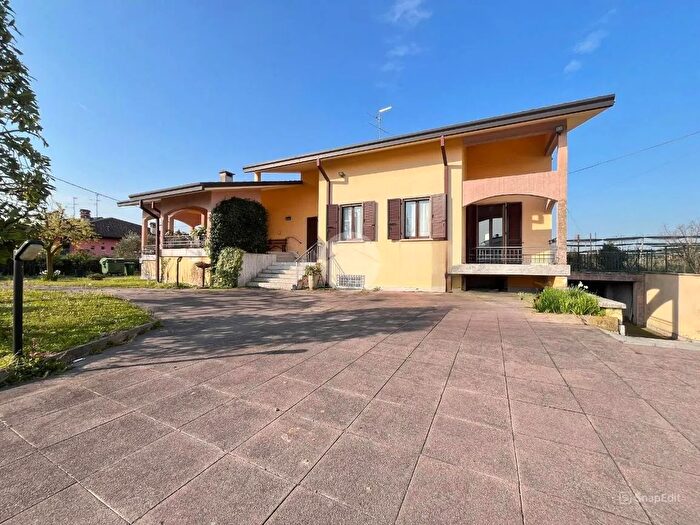 Casa con 8 locali in vendita in Via degli Alpini, Zevio