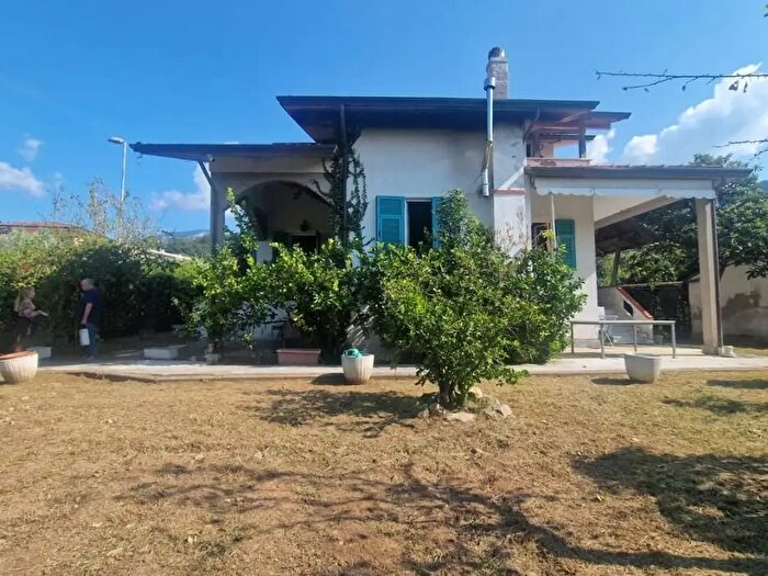 Casa con 10 locali in vendita in Carrara