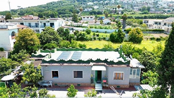 Casa quadrilocale in vendita in Via Cuma Licola, Pozzuoli