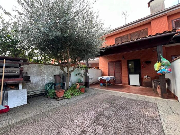 Casa trilocale in vendita in Pomezia