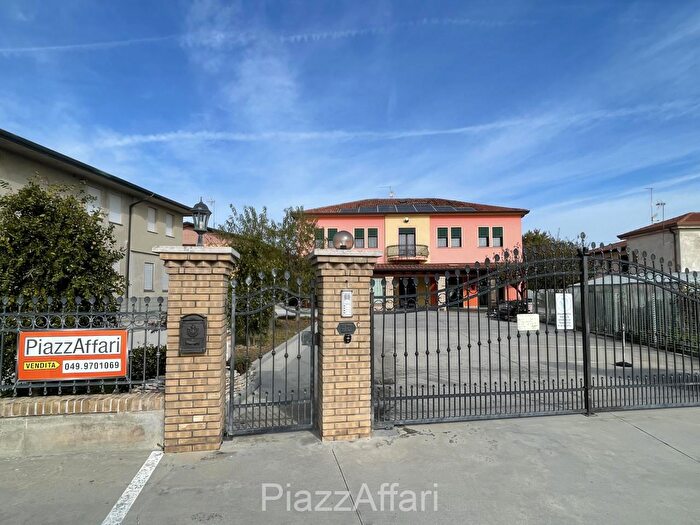 Casa con 9 locali in vendita in Via Giuseppe Garibaldi, Correzzola