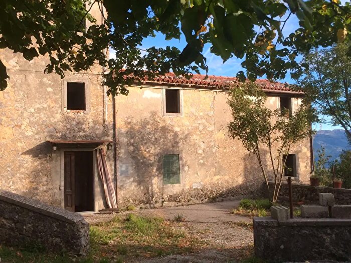 Casa con 18 locali in vendita in Via, Molazzana