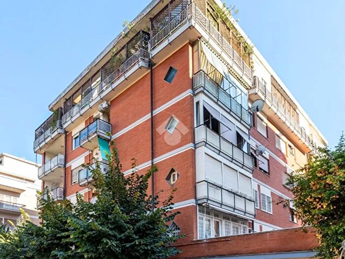 Appartamento trilocale in vendita in Via Francesco Durante, Roma