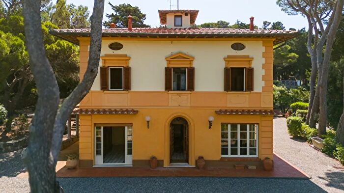 Casa con 8 locali in vendita in Via Byron, Livorno