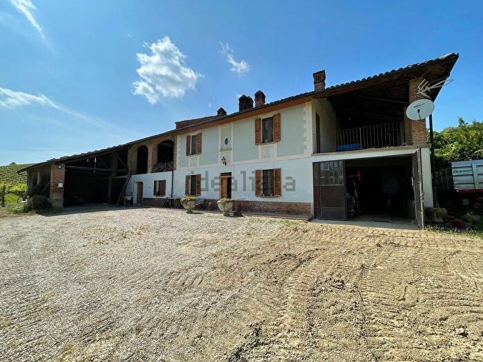 Casa con 13 locali in vendita in Cassine