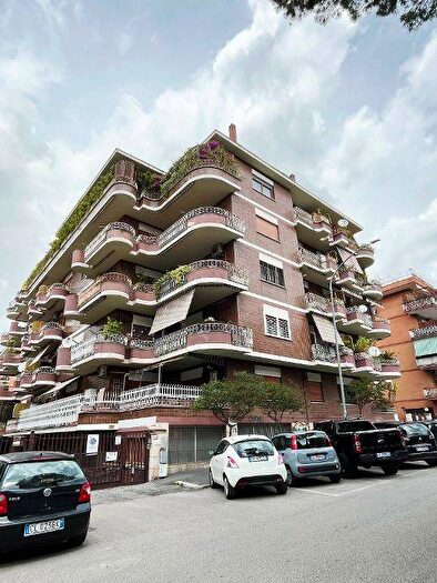 Appartamento con 6 locali in affitto in Via Valsavaranche, Conca dOro Valli, Roma