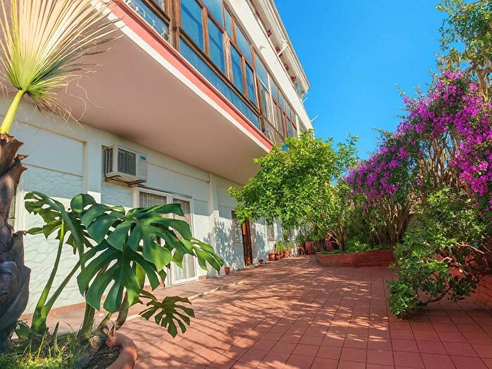 Appartamento con 6 locali in affitto in Viale Maria Cristina di Savoia, Vomero, Napoli