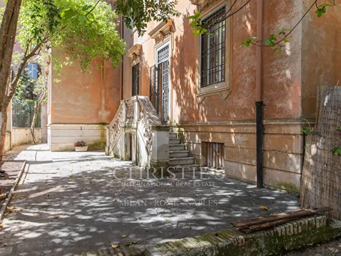 Appartamento con 7 locali in vendita in Via Levico, Roma