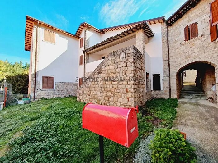 Casa con 7 locali in vendita in Ascoli Piceno
