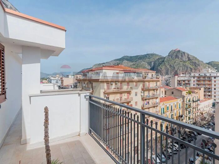 Appartamento quadrilocale in vendita in Via Marchese di Roccaforte, Palermo