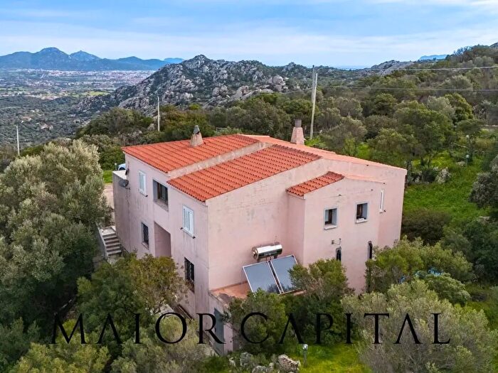 Casa con 6 locali in vendita in Olbia