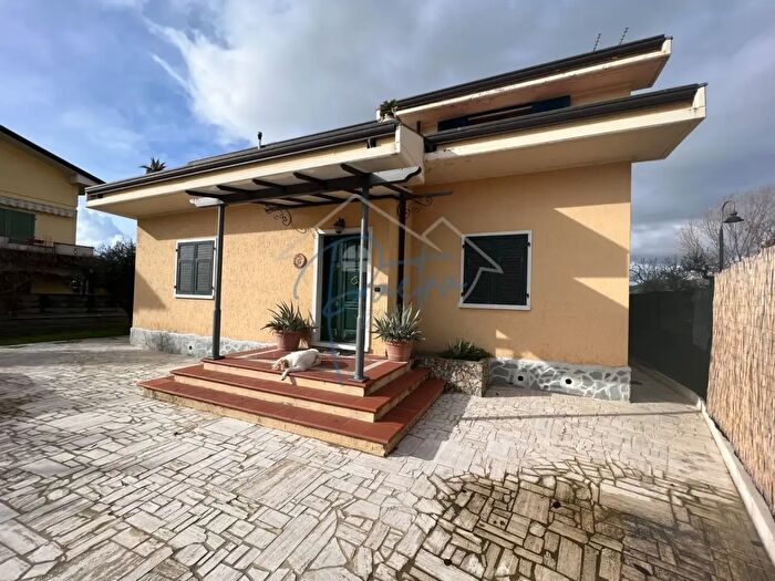 Casa con 8 locali in vendita in Villafranca, Carrara