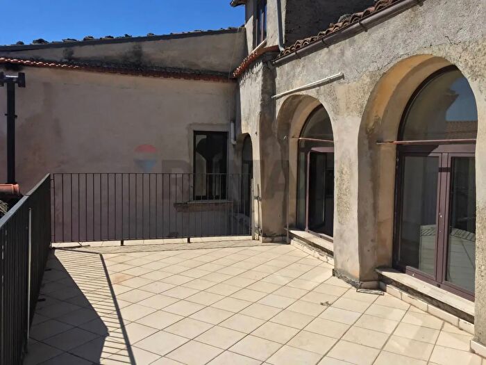 Casa con 14 locali in vendita in Castel San Vincenzo