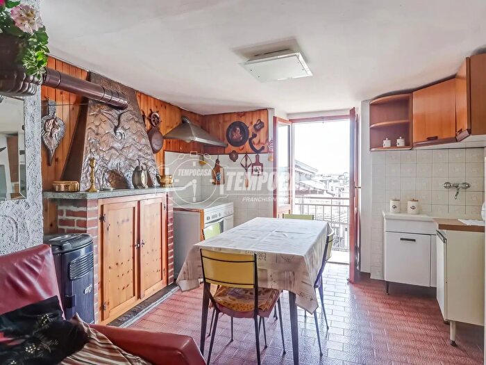 Appartamento quadrilocale in vendita in Strada Provinciale Armio, Maccagno con Pino e Veddasca