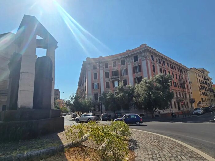 Appartamento con 7 locali in vendita in Piazza Salerno, Roma