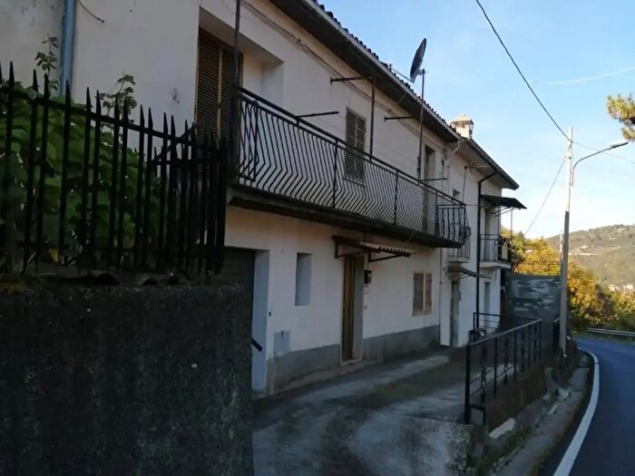Casa con 7 locali in vendita in Balsano, Rogliano