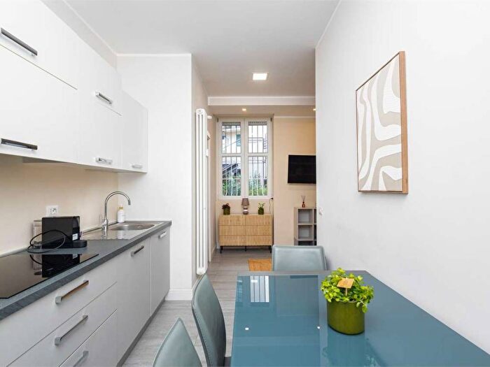 Appartamento monolocale in affitto in Viale Legioni Romane, Bande Nere, Milano