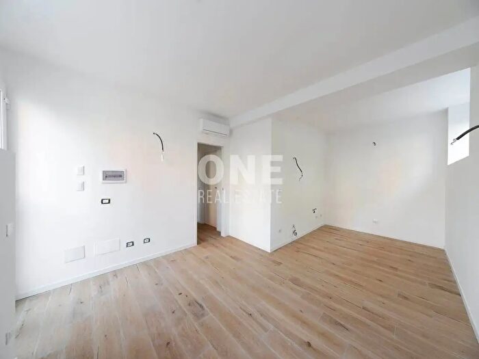 Appartamento trilocale in vendita in Via Creta, Milano