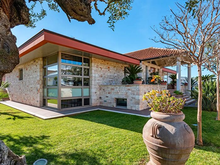 Casa con 11 locali in vendita in Via San Giacomo, Conversano